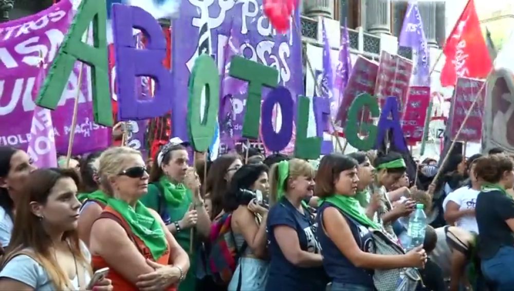 Comienza histórico debate parlamentario para legalizar el aborto en Argentina.