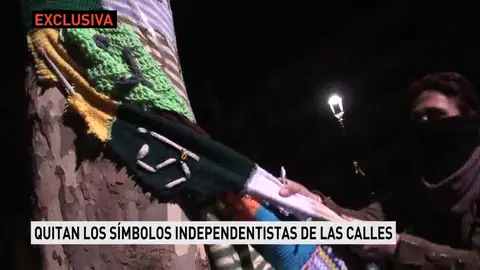Quitan los símbolos independentistas de las calles Quitan los símbolos independentistas de las calles