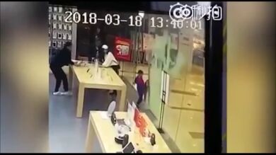 Un niño resulta herido tras romperse una puerta de cristal en China