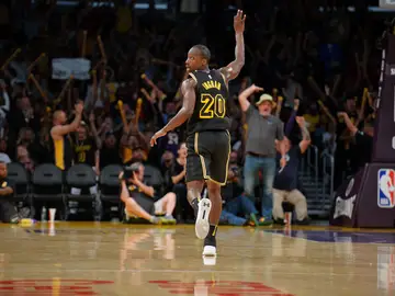 Ingram celebra uno de sus triples en el Staples Center Ingram celebra uno de sus triples en el Staples Center