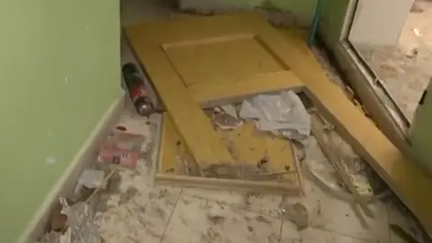 vecinos denuncian la convivencia con una plaga de cucarachas vecinos denuncian la convivencia con una plaga de cucarachas