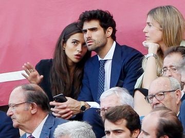Rocío Crusset y su novio, Juan Betancourt, disfrutan de los toros en la Feria de Abril Rocío Crusset y su novio, Juan Betancourt, disfrutan de los toros en la Feria de Abril