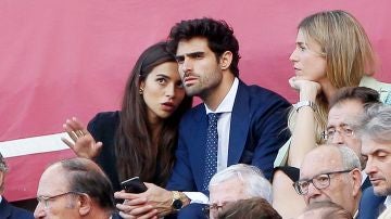 Rocío Crusset y su novio, Juan Betancourt, disfrutan de los toros en la Feria de Abril