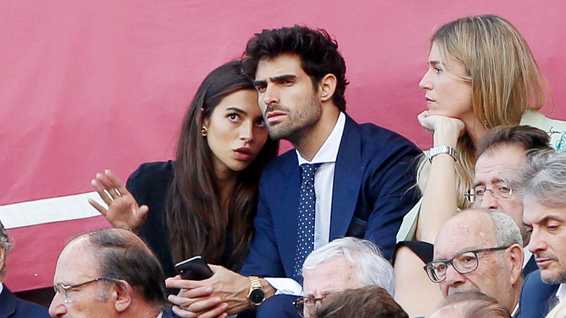 Rocío Crusset y su novio, Juan Betancourt, disfrutan de los toros en la Feria de Abril