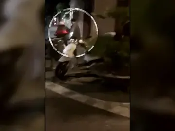 Un hombre agrede a una mujer que quita lazos amarillos Un hombre agrede a una mujer que quita lazos amarillos