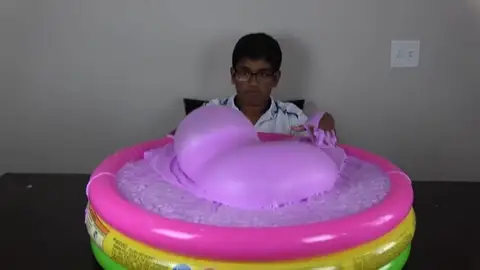 Las asociaciones de consumidores advierten de que el blandiblú o slime es un producto tóxico Las asociaciones de consumidores advierten de que el blandiblú o slime es un producto tóxico