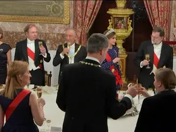 El Rey aplaude que España y Portugal, "buenos socios y amigos", compartan un "firme europeísmo" El Rey aplaude que España y Portugal, "buenos socios y amigos", compartan un "firme europeísmo"