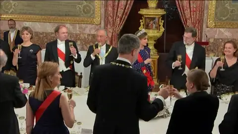El Rey aplaude que España y Portugal, "buenos socios y amigos", compartan un "firme europeísmo" El Rey aplaude que España y Portugal, "buenos socios y amigos", compartan un "firme europeísmo"