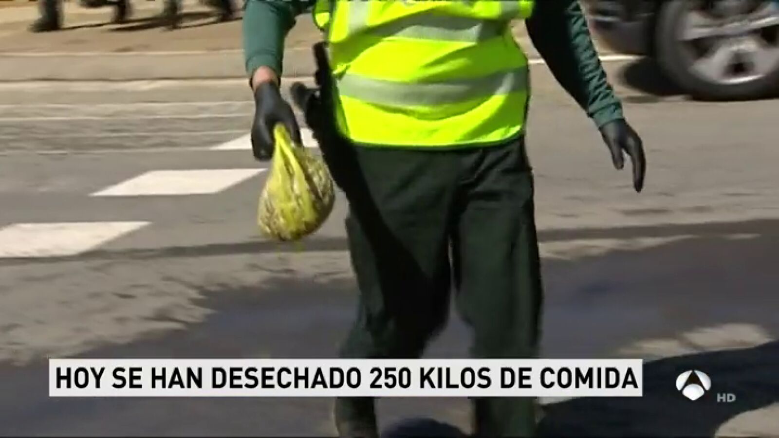 La Policía requisa 250 kilos de comida que no reunía las mínimas condiciones sanitarias en la Feria de Abril
