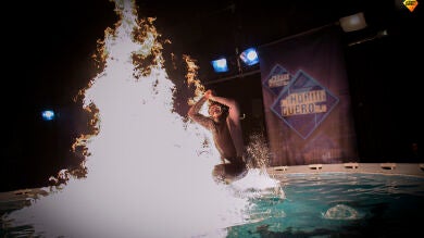 Rubén, el gallego sin miedo, se lanza a una piscina en llamas