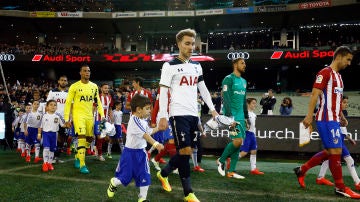 Los jugadores de Tottenham y Atlético de Madrid saltan al campo junto a niños