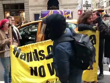 Un grupo de Neorquinos protestan por el bombardeo de Siria Un grupo de Neorquinos protestan por el bombardeo de Siria