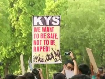 Comienza en la India el juicio contra ocho hombres acusados de asesinar a una niña tras violarla durante varios días