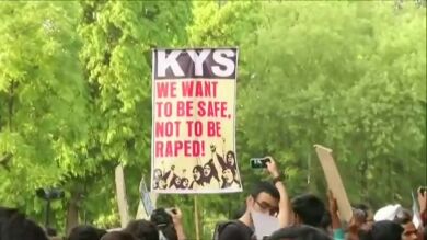 Comienza en la India el juicio contra ocho hombres acusados de asesinar a una niña tras violarla durante varios días