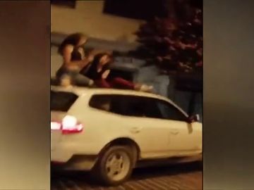 Identificadas las jóvenes que bailan en el techo de un vehículo en marcha, en Jávea