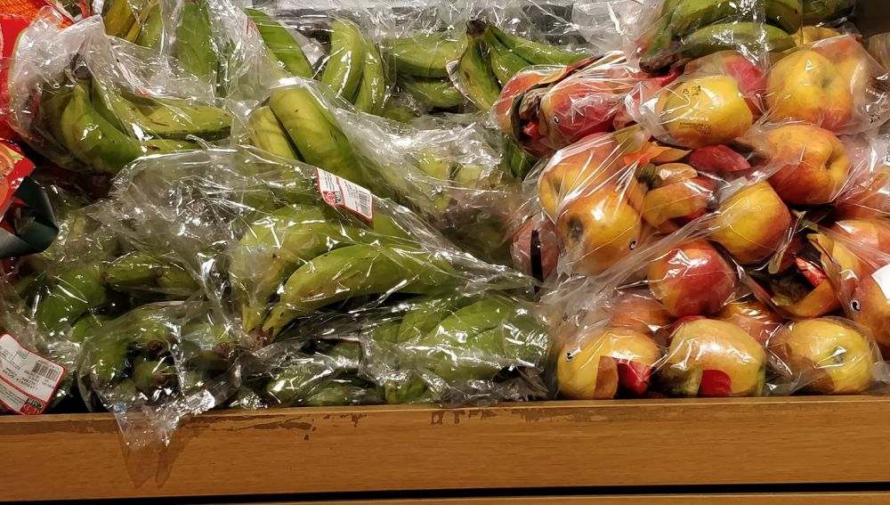 Frutas envasadas en plástico en un supermercado