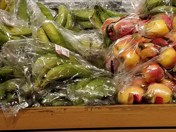 Frutas envasadas en plástico en un supermercado Frutas envasadas en plástico en un supermercado