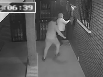 Brutal agresión a una mujer para robarle el bolso Brutal agresión a una mujer para robarle el bolso