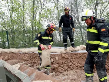Militares de la UME refuerzan una mota en Pina de Ebro Militares de la UME refuerzan una mota en Pina de Ebro