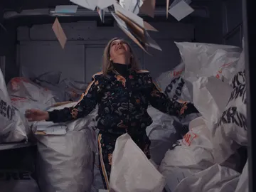 Conchi Galindo, líder del PUBIS, roba el voto por correo para ganar las elecciones Conchi Galindo, líder del PUBIS, roba el voto por correo para ganar las elecciones