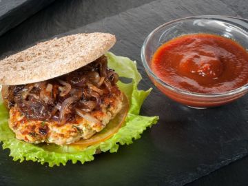 Hamburguesa de pollo con kétchup casero