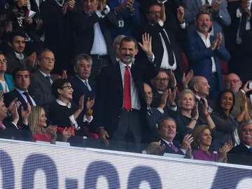 Felipe VI saluda a la afición en la inauguración del Wanda Metropolitano Felipe VI saluda a la afición en la inauguración del Wanda Metropolitano