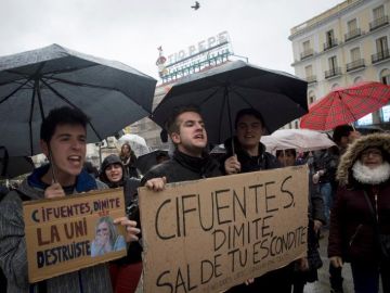 Estudiantes protestan por el máster de Cifuentes