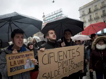 Estudiantes protestan por el máster de Cifuentes Estudiantes protestan por el máster de Cifuentes