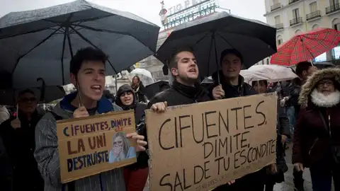 Estudiantes protestan por el máster de Cifuentes Estudiantes protestan por el máster de Cifuentes