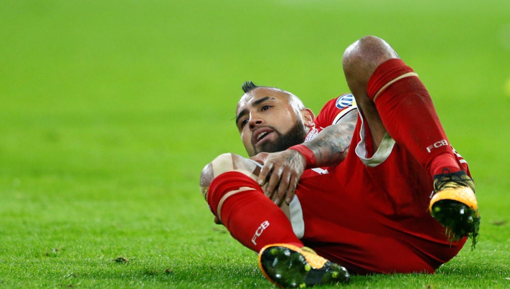 Arturo Vidal se duele de la rodilla derecha