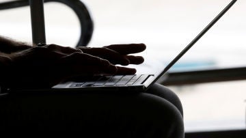 Una persona usa su ordenador