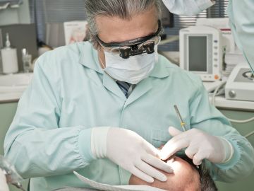 Un dentista examina a un paciente