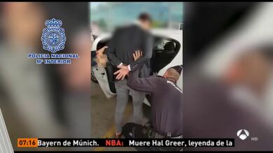 Así fue el momento de la detención de uno de los tres arrestados acusados de violar a una joven en Alicante, se busca a una cuarta persona