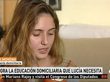 Lucía sufre una enfermedad rara y pide que no le retiren la educación domiciliaria para poder seguir estudiando Lucía sufre una enfermedad rara y pide que no le retiren la educación domiciliaria para poder seguir estudiando