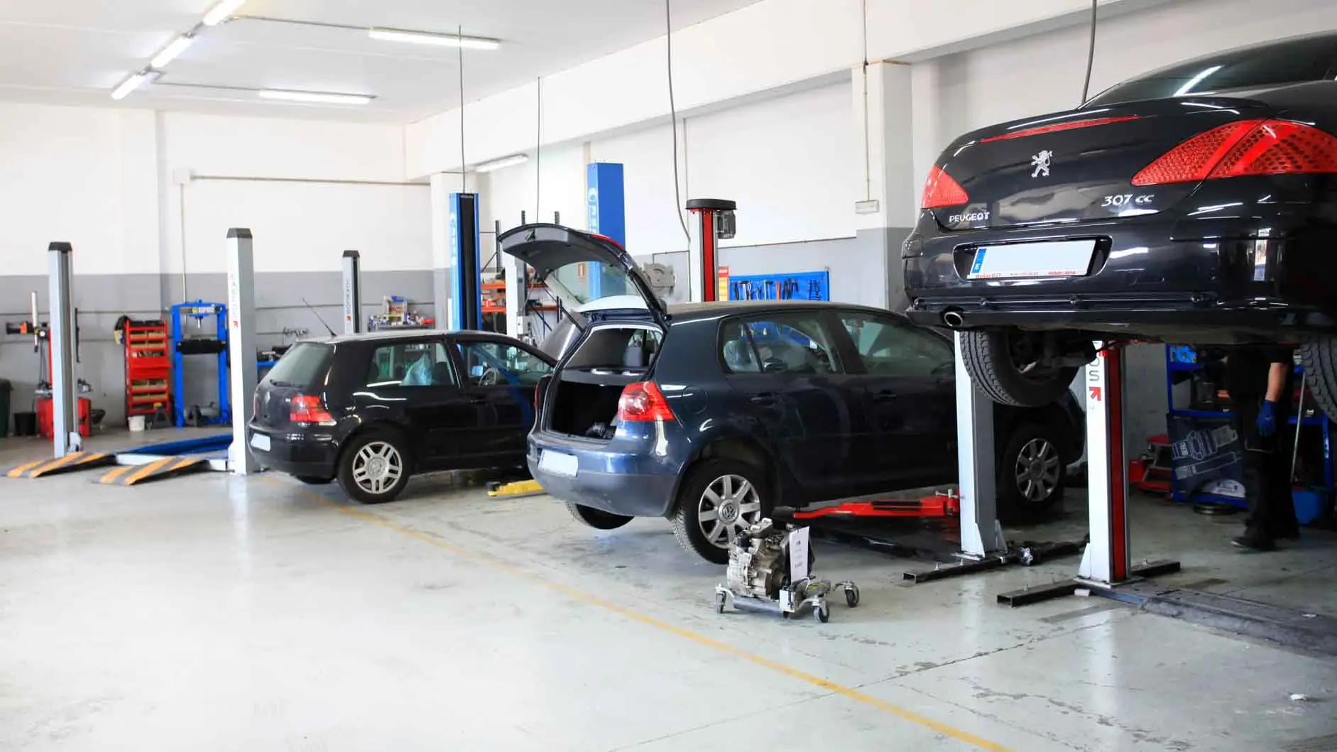 Imagen de archivo de un taller de coches