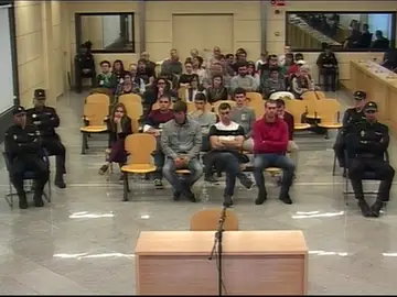 La novia del teniente de la Guardia Civil agredido en Alsasua: "Él sangraba y la gente seguía pegándole en la cabeza" La novia del teniente de la Guardia Civil agredido en Alsasua: "Él sangraba y la gente seguía pegándole en la cabeza"