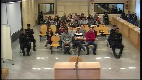 La novia del teniente de la Guardia Civil agredido en Alsasua: "Él sangraba y la gente seguía pegándole en la cabeza" La novia del teniente de la Guardia Civil agredido en Alsasua: "Él sangraba y la gente seguía pegándole en la cabeza"