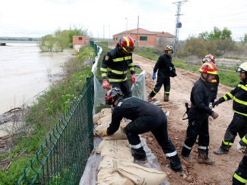 Efectivos de la UME trabajan en el Ebro a su paso por Pina del Ebro