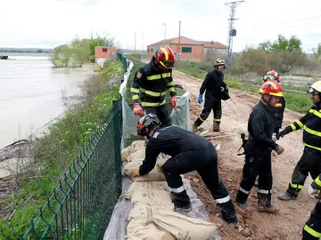 Efectivos de la UME trabajan en el Ebro a su paso por Pina del Ebro Efectivos de la UME trabajan en el Ebro a su paso por Pina del Ebro