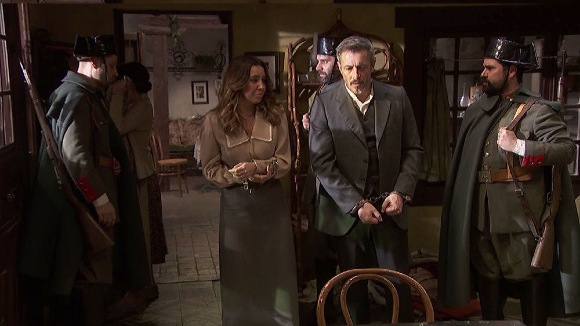 Alfonso y Emilia, en manos del general P&eacute;rez Ayala