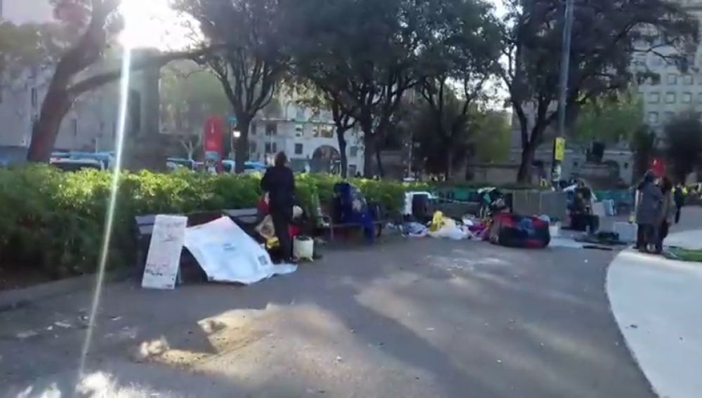La Guardia Urbana comienza a desalojar a los acampados en la plaza Cataluña de Barcelona