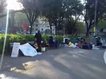 La Guardia Urbana comienza a desalojar a los acampados en la plaza Cataluña de Barcelona La Guardia Urbana comienza a desalojar a los acampados en la plaza Cataluña de Barcelona