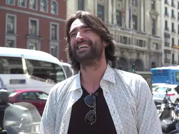 Así reaccionó Aitor Luna al descubrir la lona de 'La Catedral del Mar' en el centro de Madrid Así reaccionó Aitor Luna al descubrir la lona de 'La Catedral del Mar' en el centro de Madrid