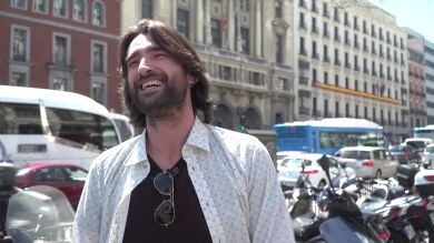 Así reaccionó Aitor Luna al descubrir la lona de 'La Catedral del Mar' en el centro de Madrid