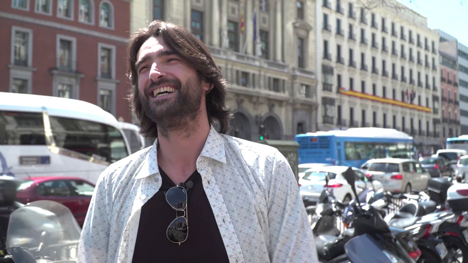 As&iacute; reaccion&oacute; Aitor Luna al descubrir la lona de 'La Catedral del Mar' en el centro de Madrid