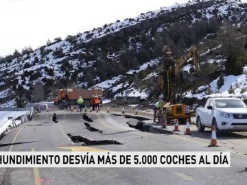 El hundimiento en la carretera del puerto de Monrepós desvía más de 5.000 coches al día El hundimiento en la carretera del puerto de Monrepós desvía más de 5.000 coches al día