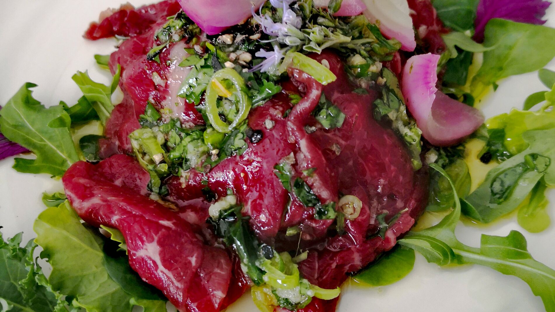 Carpaccio con marinado de hierbas