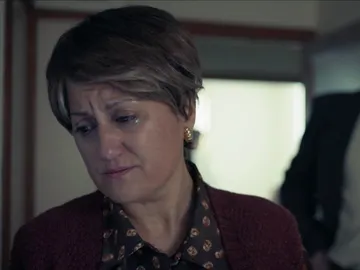 El sargento Darío Castro conoce a Carmen Avendaño, destrozada por la reciente sobredosis de su hijo El sargento Darío Castro conoce a Carmen Avendaño, destrozada por la reciente sobredosis de su hijo