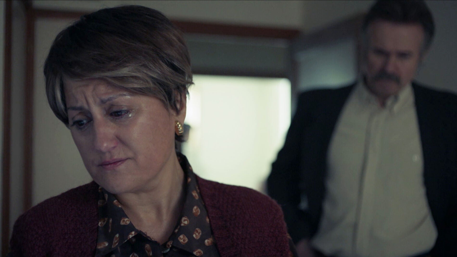 El sargento Dar&iacute;o Castro conoce a Carmen Avenda&ntilde;o, destrozada por la reciente sobredosis de su hijo