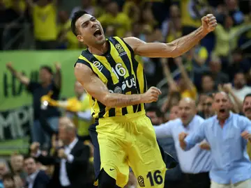 Sloukas celebra una canasta ante el Baskonia Sloukas celebra una canasta ante el Baskonia
